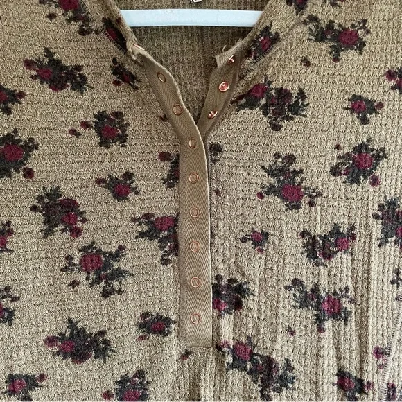 🌿3/$30 Free People Intimately one of the girls green floral button up top - Picture 5 of 8